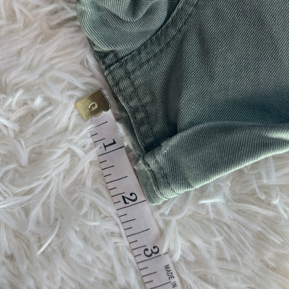 Refuge Size 0 Juniors Olive Green Color Zip-Up Short Shorts - Picture 7 of 8